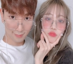 Pose Menggunakan Kacamata Kembaran