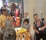 Indro dan Nita Menemani Sang Cucu di Pusat Perbelanjaan
