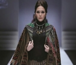 Maia Estianty Tampak Anggun Kenakan Kain Tenun 