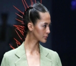 Paula Verhoeven Tampil di JFW dengan Tatanan Rambut Unik