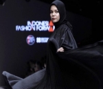Dewi Sandra Bawakan Busana Muslim Modern Karya Dian Pelangi