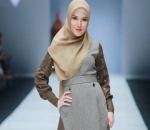 Kenakan Hijab di JFW, Nindy Jadi Sorotan