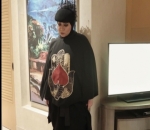 Melly Goeslaw dengan Headpiece dan Kostum Unik