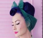 Dandanan Retro Ala Claudia Adinda Istri Derby Romero