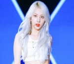 Jiwoo KARD dengan Rambut Blonde yang Terang