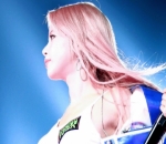 Solar Kenakan Swimsuit di Atas Panggung