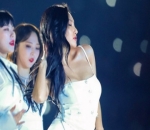 Hwasa Pamer Belahan Dada dengan Busana Putih