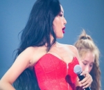 Hwasa Tampil Seksi dengan Busana Merah 