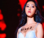 Hwasa Tampil Berani dengan Busana Transparan