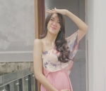 Anissa Aziza Kenakan Gaun Pink Pamer Baby Bump