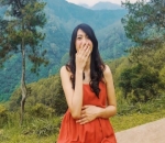 Pose Pegang Perut Jadi Andalan