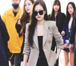 Penampilan Jennie yang Modis Banget