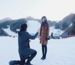 Bikin Baper, Kevin Berlutut di Depan Vicy untuk Melamar