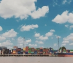 Foto Susunan Peti Kemas Berwarna-Warni di Pontianak yang Jadi Estetis