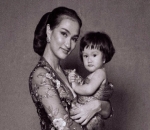 Atiqah Hasiholan dan Salma Kompak Pakai Baju Adat 