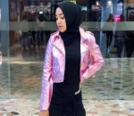 Jaket Kulit Pink yang Dikenakan Salma sangat Menarik Perhatian