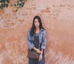 Gaya Maudy Padukan Jaket Jeans dan Dress Motif