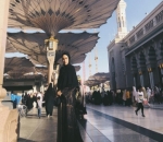 Gaya Maudy Ayunda Saat di Tanah Suci Juga Tak Kalah Sederhana