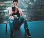 Wijin Pamer Badan dengan Kenakan Sleveless