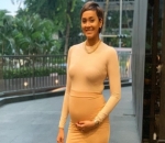 Tetap Tampil Seksi, Kimmy Jayanti Stylish dengan Baju Berwarna Nude dan High Heels