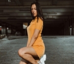 Pemotretan dengan Mini Dress Seksi