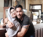 Kedekatan Robby Purba dan Ibu Sampai Bikin Baper