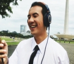 Daniel Mananta Punya Senyum Manis dengan Lesung Pipi yang Kentara Banget