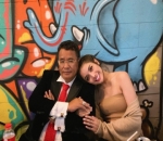 Millen Pose Manja Bareng Hotman Paris