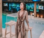 Seksi dengan Gaun Motif Kulit Ular Saat Berkunjung ke Medellin, Kolombia