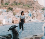 Gaya Nyaman Nikita Willy Pakai Crop Top dan Celana Panjang di Jodhpur, India