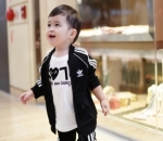 Gaya Sporty Raphael Moeis Saat Didandani Tante