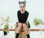 Gaya Cute Pamela Bowie dengan Rok Mini dan Sneakers