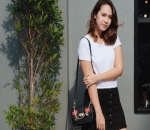 Kaus dan Rok Pendek Hitam Putih Jadi Favorit Pamela