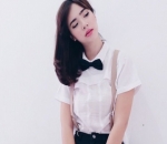 Gaya Pamela Agak Tomboy dengan Dasi Kupu-Kupu yang Lucu