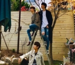 Tiga Member AB6IX Pose Kompak