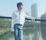 Park Woo Jin Foto Dipinggir Sungai