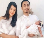 Keluarga Raditya Dika dan Annisa Aziza Tampil Serba Putih