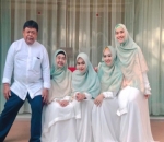 Keluarga Ria Ricis Pilih Kenakan Busana Putih saat Lebaran