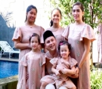 Ussy Sulistiawaty Serasi dengan Suami dan Anak-Anaknya
