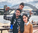 Foto dengan Latar Sidney Harbour Bridge