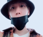 Pakai Topi dan Masker Hitam