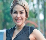 Tak Ragu Tonjolkan Lekuk Tubuh dengan Busana Ketat