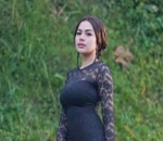 Pamer Kaki Super Mulus dengan Pose Seksi