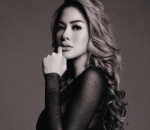 Pakai Busana Terawang Tunjukkan Lekuk Tubuh Asli