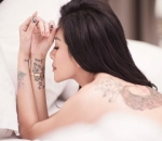 Tak Kenakan Baju Sambil Pamer Tato