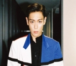 Pakai Kostum Panggung Penuh Warna