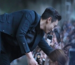 Beri Salam Penuh Senyum ke V.I.P