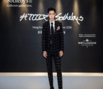 Pakai Tuksedo Kala Kunjungi Galeri Seni