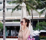 Pamer Kenakan Bikini dan Senyum Semringah