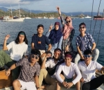 Pose di Tengah Lautan Kala Naik Kapal